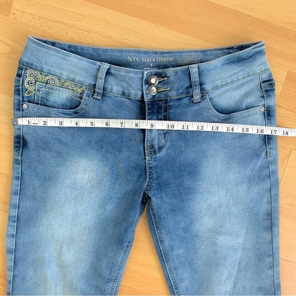 NYC GAL’S Denim Embroidered Capris Women’s Size 8 - Picture 5 of 10